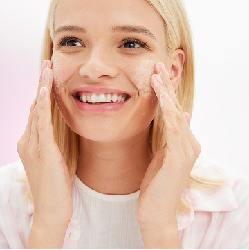 Modelo rubia aplicando el Mary Kay Hydrating Cleanser en su rostro